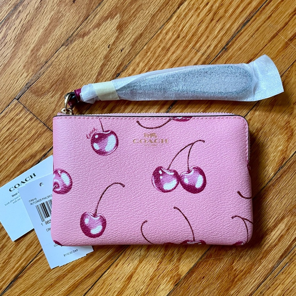 🍒 NWT Coach Corner Zip Wristlet in Cherry Print